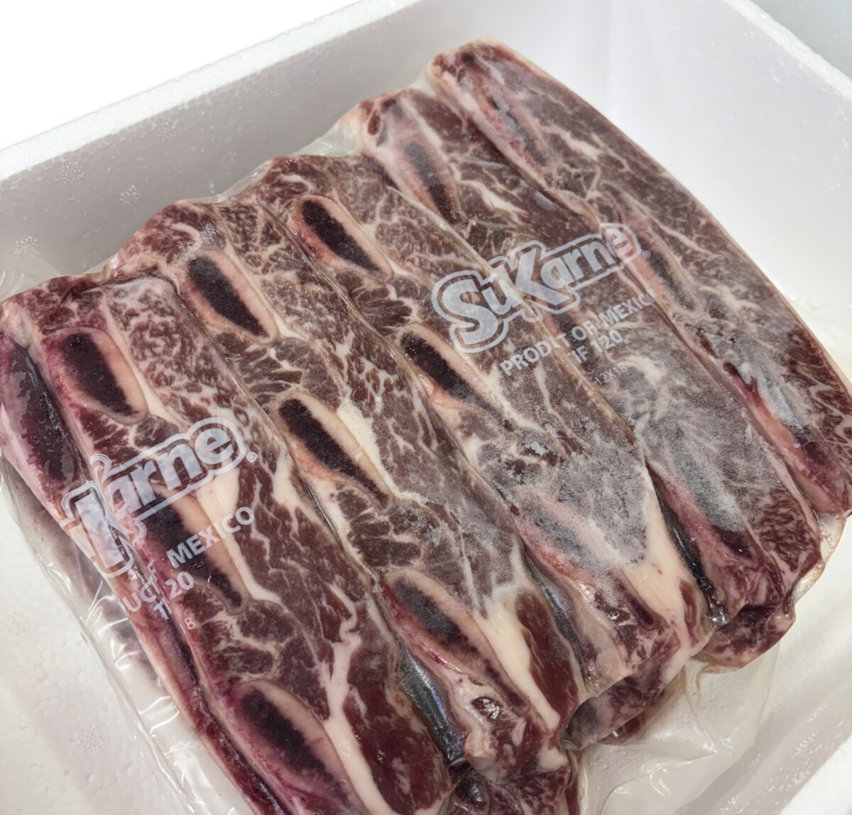 LA갈비 마블링과 뼈 절단면 근접 사진